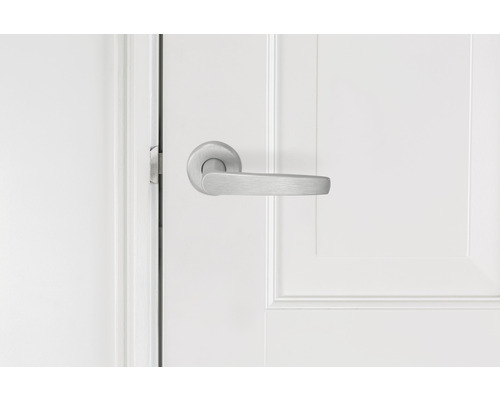 Deurbeslag met deurkruk op een deur