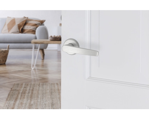 Deurbeslag met deurklink in moderne woonkamer