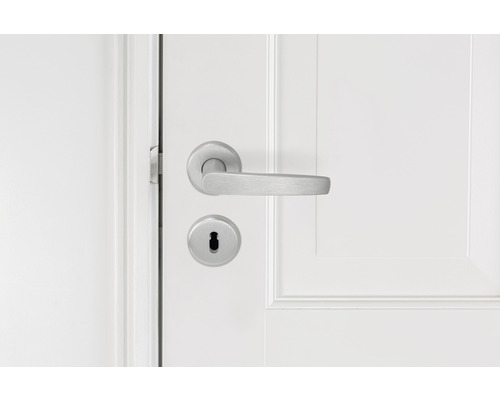 Witte deur met deurklink en slot