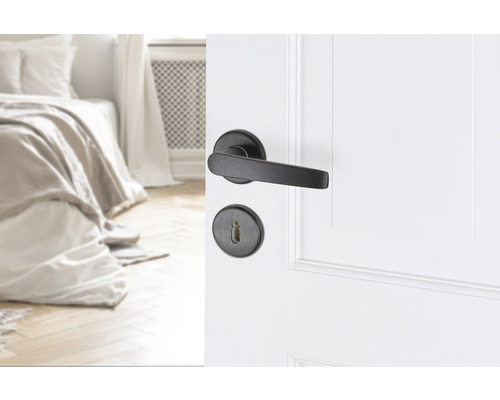 Deurklink op een witte deur in de slaapkamer