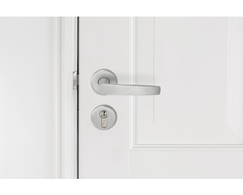 Deurbeslag met deurklink op een witte deur