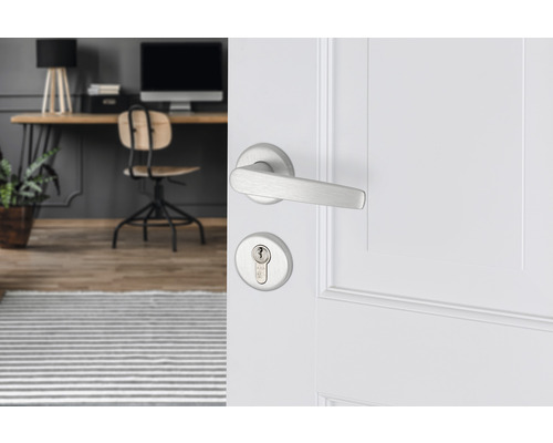 Deur met deurbeslag en deurslot in een modern ingerichte ruimte