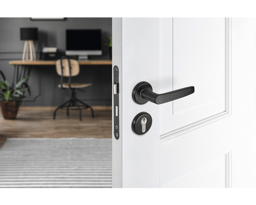 Wit geschilderde deur met zwarte deurklink voor een kantoor