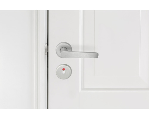 Deurbeslag met deurklink en draaiknopvergrendeling op een witte deur