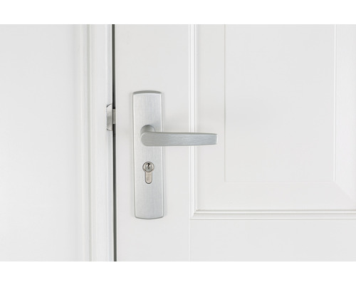 Witte deur met zilverkleurige deurklink en sleutelgat