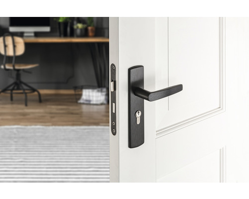 Geopende witte deur met zwarte deurklink in moderne stijl