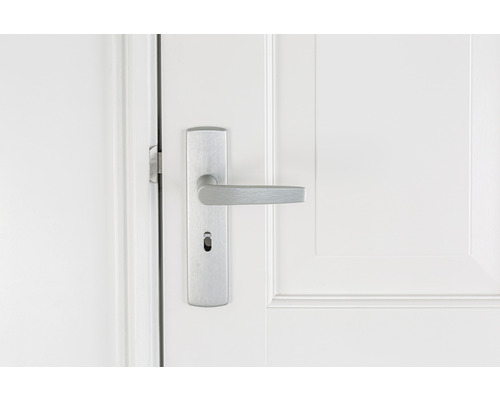 Deur met zilverkleurige deurklink