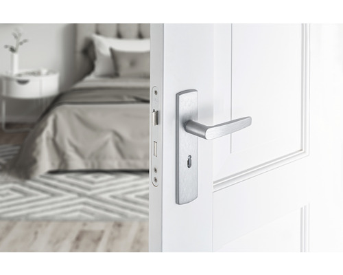 Witte binnendeur met zilverkleurige deurklink voor een slaapkamer