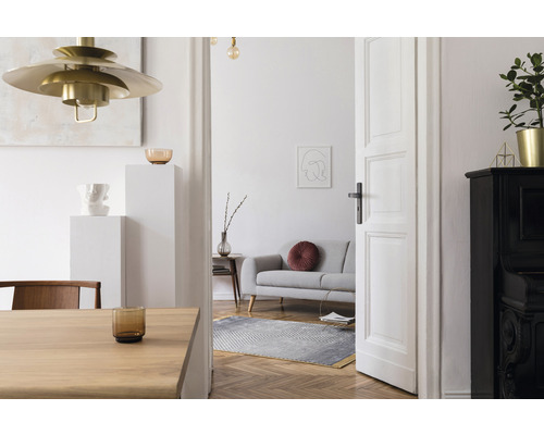 Lichte woninginrichting met zicht op de woonkamer, eettafel en decoraties