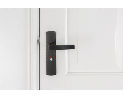 Deurbeslag met deurkruk op een witte deur