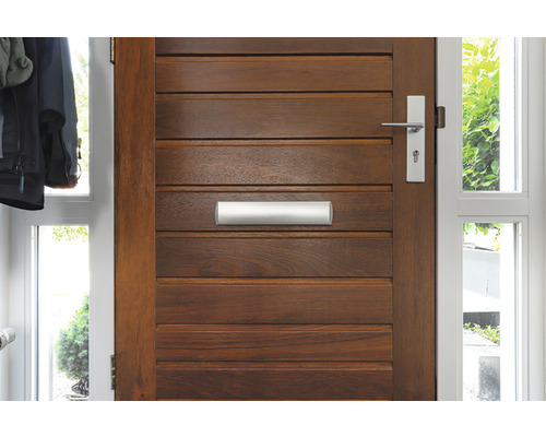 Detailopname van een houten deur met brievenbus, deurklink en slot