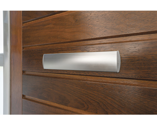 Metalen brievenbusklep op houten deur