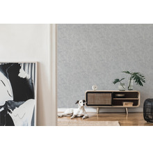 Woonkamer met patroonbehang, dressoir en hond