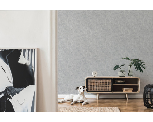 Woonkamer met patroonbehang, dressoir en hond