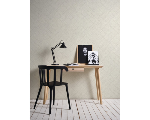 Studeerkamer met bureau, stoel, lamp en behang met patroon