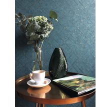 Decoratief stilleven met vaas, bloemen, kop koffie en boek op een tafel voor een muur met behang