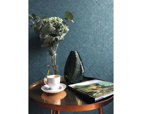 Decoratief stilleven met vaas, bloemen, kop koffie en boek op een tafel voor een muur met behang