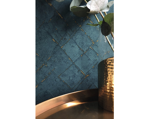 Gedetailleerde opname van een wandbehang met een geometrisch patroon en een decoratief bloemstuk in een vaas