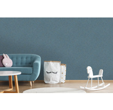 Scène met turquoise bank, kinderkamerdecoratie en behang met patroon