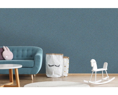 Scène met turquoise bank, kinderkamerdecoratie en behang met patroon