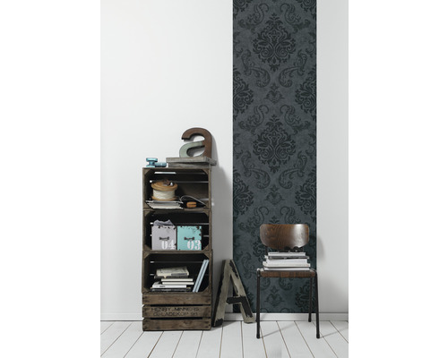 Decoratief interieur met houten krattenkast, stoel en patroonbehang