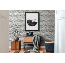 Woonkamer met bakstenen behang, dressoir en decoraties