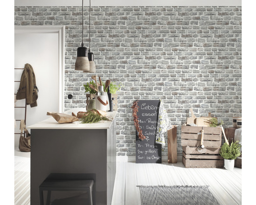 Keukenscène met baksteenpatroon behang, aanrecht en decoratieve elementen