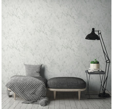 Woonkamer met marmeren behang, zitmogelijkheid en staande lamp