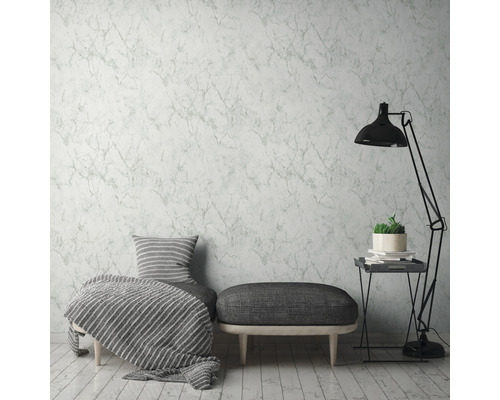 Woonkamer met marmeren behang, zitmogelijkheid en staande lamp