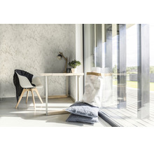 Lichte ruimte met marmeren behang, bureau, stoel en daglicht.