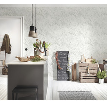 Lichte keuken met kookeiland, schoolbord en decoraties