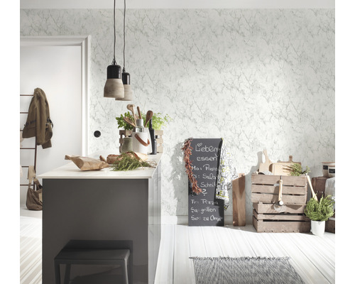 Lichte keuken met kookeiland, schoolbord en decoraties