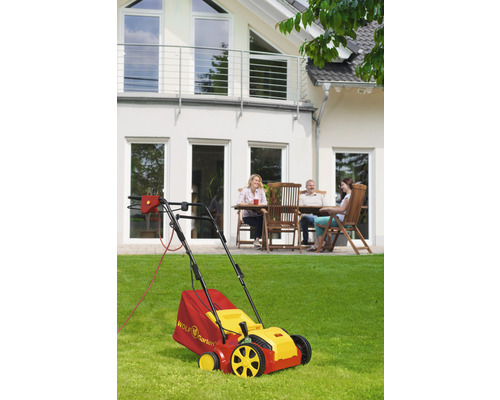 Wolf Garten elektrische gazonverticuteermachine op gazon voor woonhuis met personen