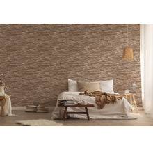 Slaapkamer met een wand met steenmotief behang