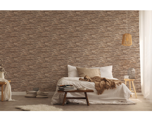 Slaapkamer met een wand met steenmotief behang