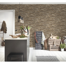 Woonkamer met een stenen behang, keukeneiland en schoolbord