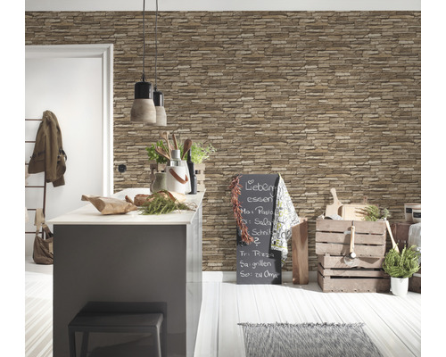 Woonkamer met een stenen behang, keukeneiland en schoolbord