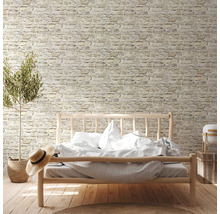 Slaapkamer met steenlook behang, houten bed en kamerplant