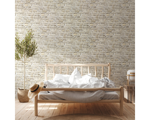 Slaapkamer met steenlook behang, houten bed en kamerplant