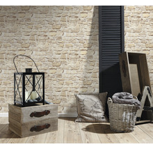 Decoratieve scène met bakstenen behang, lantaarn, houten kist, kussen en mand