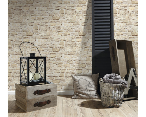 Decoratieve scène met bakstenen behang, lantaarn, houten kist, kussen en mand