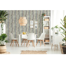 Lichte eetkamer met eettafel, stoelen en behang met houtlook