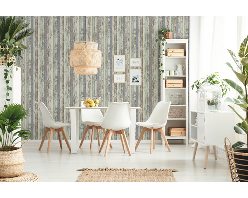 Lichte eetkamer met eettafel, stoelen en behang met houtlook