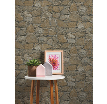 Behang met steenmotief achter tafel met decoratie