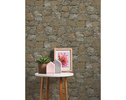 Behang met steenmotief achter tafel met decoratie