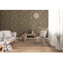 Woonkamer met steenmotief behang, bank, stoel en vloerkleed