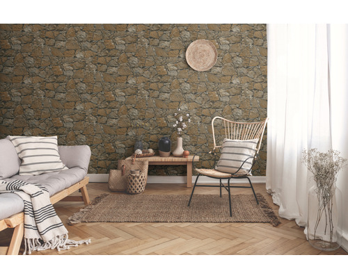 Woonkamer met steenmotief behang, bank, stoel en vloerkleed