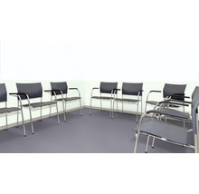 Ruimte met meerdere vergaderstoelen met armleuningen