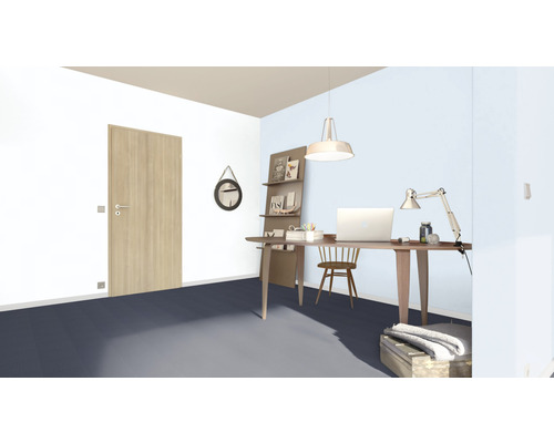 Werkkamer met bureau, stoel, lamp en deur