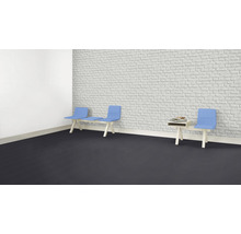 Scene met stoelen, klein tafeltje en bakstenen muur